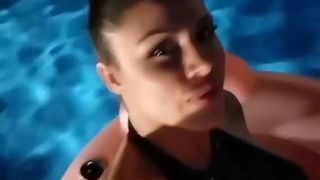 Sandra Afrika u bazenu i sexy kupaćem kostimu