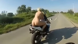 Gola Nevena Hot na motoru jaše dildo!